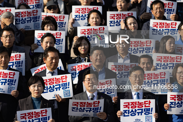 Democratic Party Floor Leader Park Chan-dae (center) and other Democratic Party lawmakers chant slogans during the launch ceremony of the 10...