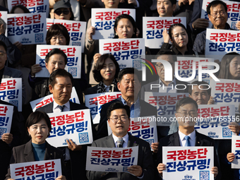 Democratic Party Floor Leader Park Chan-dae (center) and other Democratic Party lawmakers chant slogans during the launch ceremony of the 10...