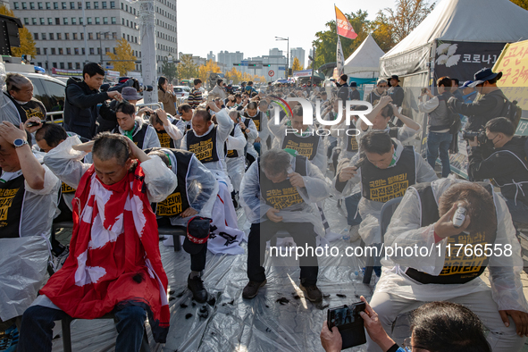 Members of the Cargo Truckers Solidarity Division of the Korean Public Service and Transport Workers' Union under the Korean Confederation o...