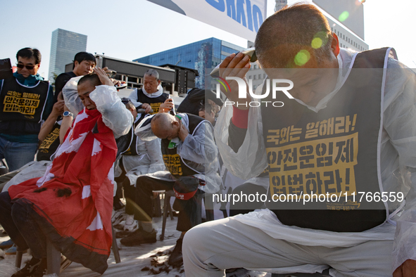 Members of the Cargo Truckers Solidarity Division of the Korean Public Service and Transport Workers' Union under the Korean Confederation o...