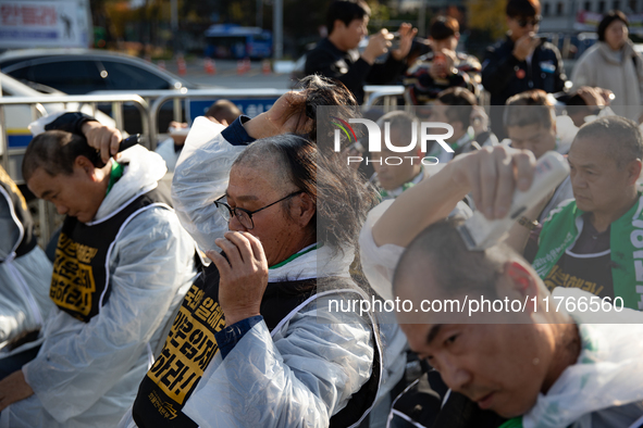 Members of the Cargo Truckers Solidarity Division of the Korean Public Service and Transport Workers' Union under the Korean Confederation o...