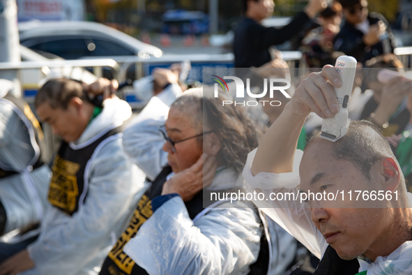 Members of the Cargo Truckers Solidarity Division of the Korean Public Service and Transport Workers' Union under the Korean Confederation o...