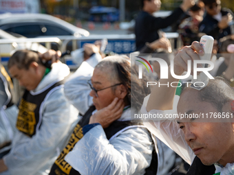 Members of the Cargo Truckers Solidarity Division of the Korean Public Service and Transport Workers' Union under the Korean Confederation o...