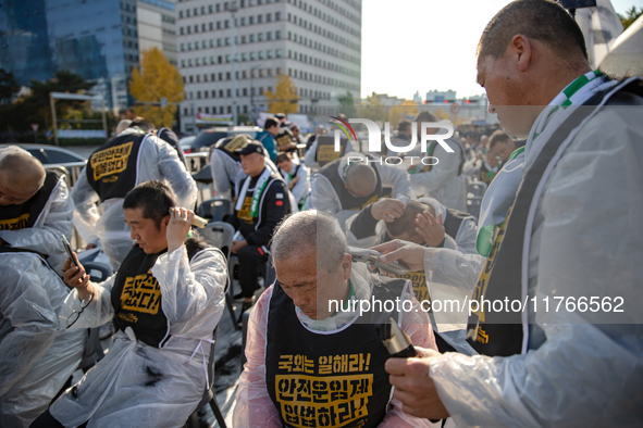 Members of the Cargo Truckers Solidarity Division of the Korean Public Service and Transport Workers' Union under the Korean Confederation o...