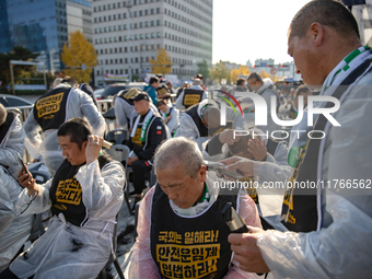 Members of the Cargo Truckers Solidarity Division of the Korean Public Service and Transport Workers' Union under the Korean Confederation o...