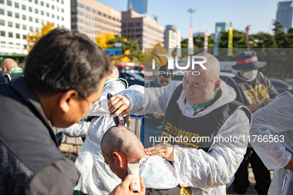 Members of the Cargo Truckers Solidarity Division of the Korean Public Service and Transport Workers' Union under the Korean Confederation o...