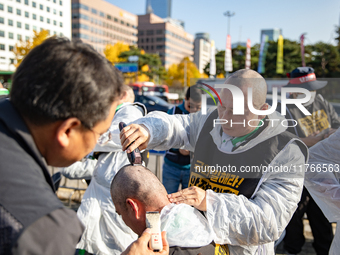 Members of the Cargo Truckers Solidarity Division of the Korean Public Service and Transport Workers' Union under the Korean Confederation o...