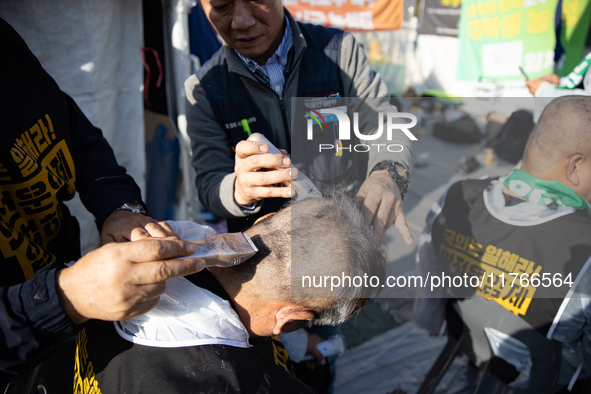 Members of the Cargo Truckers Solidarity Division of the Korean Public Service and Transport Workers' Union under the Korean Confederation o...