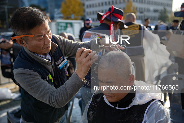 Members of the Cargo Truckers Solidarity Division of the Korean Public Service and Transport Workers' Union under the Korean Confederation o...