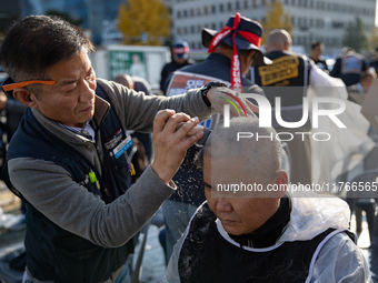 Members of the Cargo Truckers Solidarity Division of the Korean Public Service and Transport Workers' Union under the Korean Confederation o...