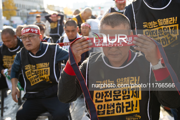 Members of the Cargo Truckers Solidarity Division of the Korean Public Service and Transport Workers' Union under the Korean Confederation o...