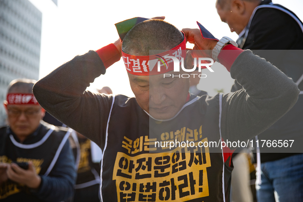 Members of the Cargo Truckers Solidarity Division of the Korean Public Service and Transport Workers' Union under the Korean Confederation o...