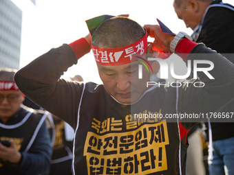 Members of the Cargo Truckers Solidarity Division of the Korean Public Service and Transport Workers' Union under the Korean Confederation o...