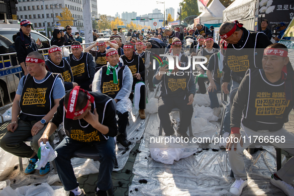 Members of the Cargo Truckers Solidarity Division of the Korean Public Service and Transport Workers' Union under the Korean Confederation o...