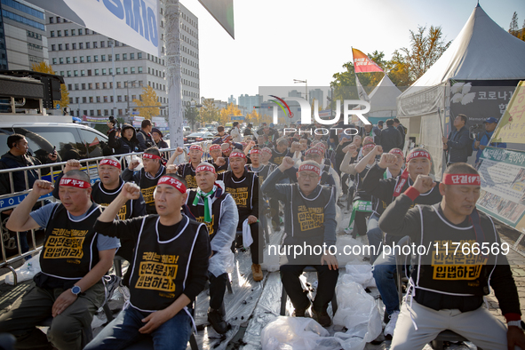 Members of the Cargo Truckers Solidarity Division of the Korean Public Service and Transport Workers' Union under the Korean Confederation o...