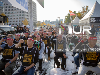 Members of the Cargo Truckers Solidarity Division of the Korean Public Service and Transport Workers' Union under the Korean Confederation o...