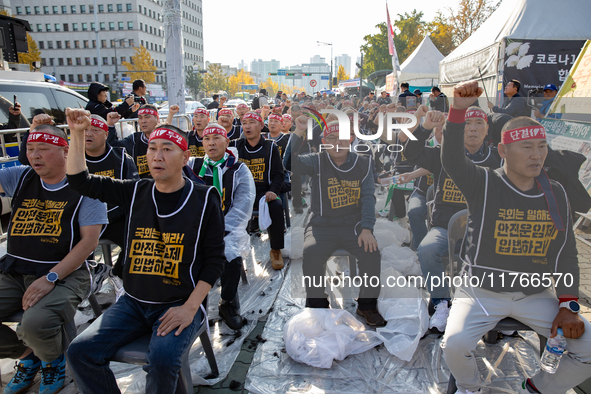 Members of the Cargo Truckers Solidarity Division of the Korean Public Service and Transport Workers' Union under the Korean Confederation o...