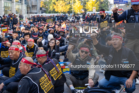 Members of the Cargo Truckers Solidarity Division of the Korean Public Service and Transport Workers' Union under the Korean Confederation o...