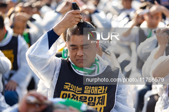 Members of the Cargo Truckers Solidarity Division of the Korean Public Service and Transport Workers' Union under the Korean Confederation o...