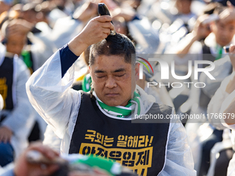 Members of the Cargo Truckers Solidarity Division of the Korean Public Service and Transport Workers' Union under the Korean Confederation o...