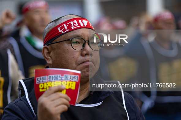 Members of the Cargo Truckers Solidarity Division of the Korean Public Service and Transport Workers' Union under the Korean Confederation o...