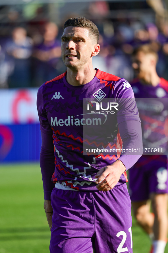 Robin Gosens of ACF Fiorentina warming up before the match between the Italian Serie A football match between ACF Fiorentina and Hellas Vero...