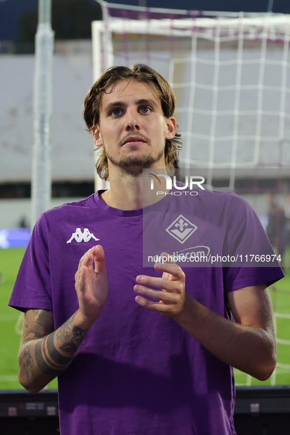 ACF Fiorentina players greet the curve of its fans after the victory between the Italian Serie A football match between ACF Fiorentina and H...