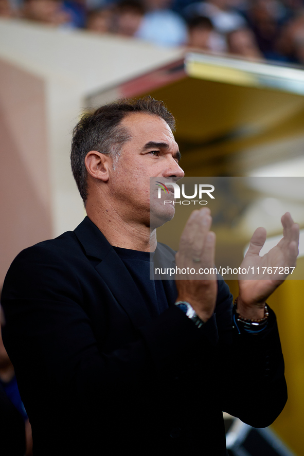 Luis Garcia Plaza, head coach of Deportivo Alaves, applauds prior to the LaLiga EA Sports match between Villarreal CF and Deportivo Alaves a...