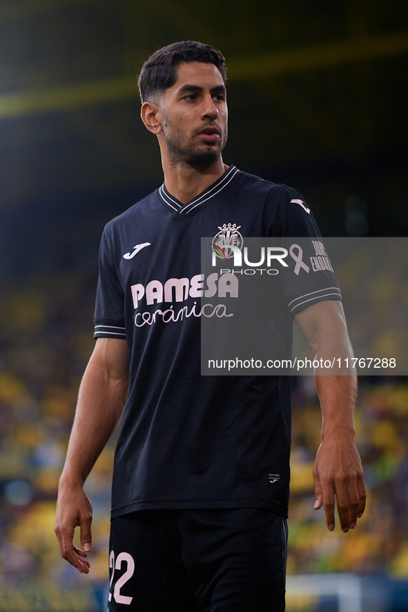 Ayoze of Villarreal CF looks on before the LaLiga EA Sports match between Villarreal CF and Deportivo Alaves at Estadio de la Ceramica in Vi...