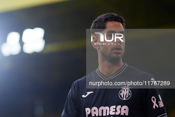 Ayoze of Villarreal CF looks on before the LaLiga EA Sports match between Villarreal CF and Deportivo Alaves at Estadio de la Ceramica in Vi...