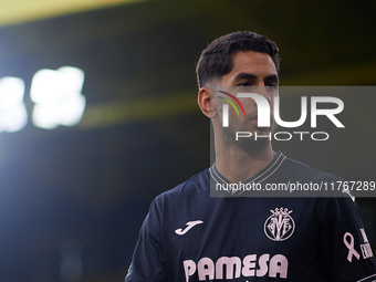 Ayoze of Villarreal CF looks on before the LaLiga EA Sports match between Villarreal CF and Deportivo Alaves at Estadio de la Ceramica in Vi...