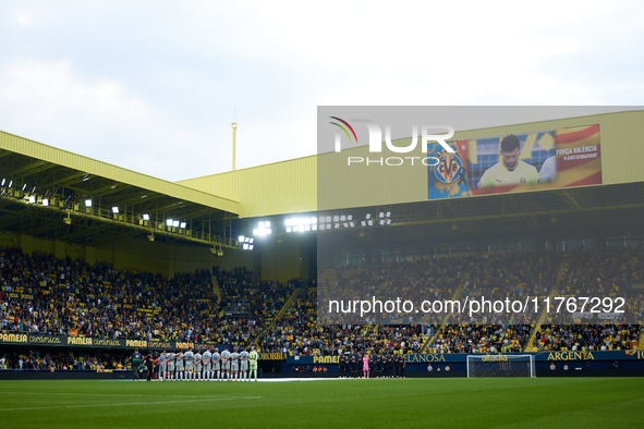 Teams observe a minute's silence for the victims of the Valencia floodings prior to the LaLiga EA Sports match between Villarreal CF and Dep...