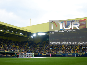 Teams observe a minute's silence for the victims of the Valencia floodings prior to the LaLiga EA Sports match between Villarreal CF and Dep...