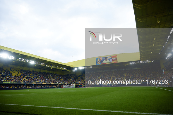 Teams observe a minute's silence for the victims of the Valencia floodings prior to the LaLiga EA Sports match between Villarreal CF and Dep...