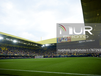 Teams observe a minute's silence for the victims of the Valencia floodings prior to the LaLiga EA Sports match between Villarreal CF and Dep...