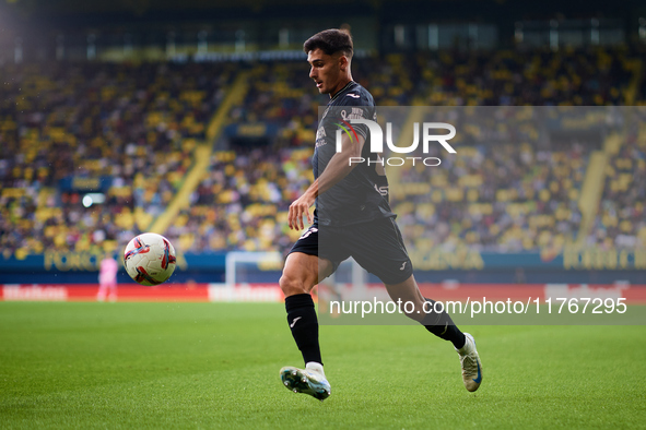 Sergi Cardona of Villarreal CF is in action during the LaLiga EA Sports match between Villarreal CF and Deportivo Alaves at Estadio de la Ce...