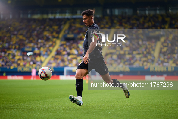 Sergi Cardona of Villarreal CF is in action during the LaLiga EA Sports match between Villarreal CF and Deportivo Alaves at Estadio de la Ce...