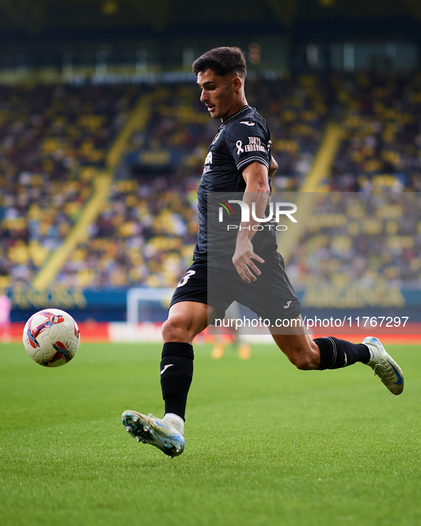 Sergi Cardona of Villarreal CF is in action during the LaLiga EA Sports match between Villarreal CF and Deportivo Alaves at Estadio de la Ce...