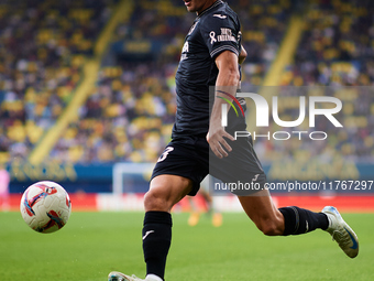 Sergi Cardona of Villarreal CF is in action during the LaLiga EA Sports match between Villarreal CF and Deportivo Alaves at Estadio de la Ce...