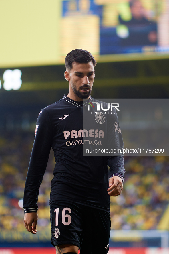 Alex Baena of Villarreal CF looks on during the LaLiga EA Sports match between Villarreal CF and Deportivo Alaves at Estadio de la Ceramica...