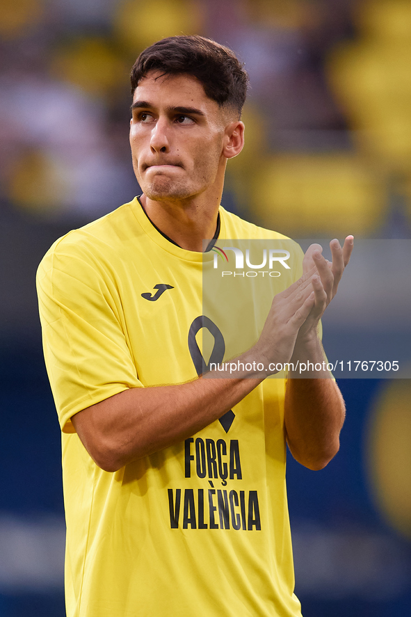 Sergi Cardona of Villarreal CF applauds the crowd before the LaLiga EA Sports match between Villarreal CF and Deportivo Alaves at Estadio de...