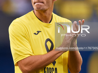 Sergi Cardona of Villarreal CF applauds the crowd before the LaLiga EA Sports match between Villarreal CF and Deportivo Alaves at Estadio de...