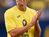 Sergi Cardona of Villarreal CF applauds the crowd before the LaLiga EA Sports match between Villarreal CF and Deportivo Alaves at Estadio de...