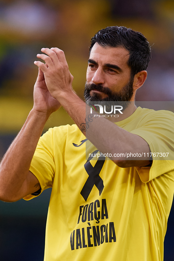 Raul Albiol of Villarreal CF wears a t-shirt supporting the victims of the Valencia floodings and applauds the crowd prior to the LaLiga EA...