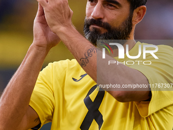 Raul Albiol of Villarreal CF wears a t-shirt supporting the victims of the Valencia floodings and applauds the crowd prior to the LaLiga EA...