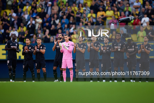 Villarreal CF players applaud after observing a minute's silence for the victims of the Valencia floodings prior to the LaLiga EA Sports mat...