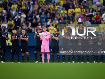 Villarreal CF players applaud after observing a minute's silence for the victims of the Valencia floodings prior to the LaLiga EA Sports mat...