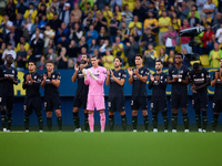 Villarreal CF players applaud after observing a minute's silence for the victims of the Valencia floodings prior to the LaLiga EA Sports mat...