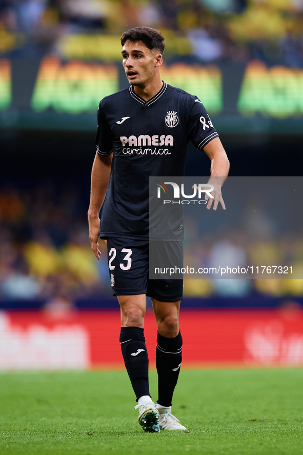 Sergi Cardona of Villarreal CF is in action during the LaLiga EA Sports match between Villarreal CF and Deportivo Alaves at Estadio de la Ce...