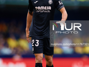 Sergi Cardona of Villarreal CF is in action during the LaLiga EA Sports match between Villarreal CF and Deportivo Alaves at Estadio de la Ce...